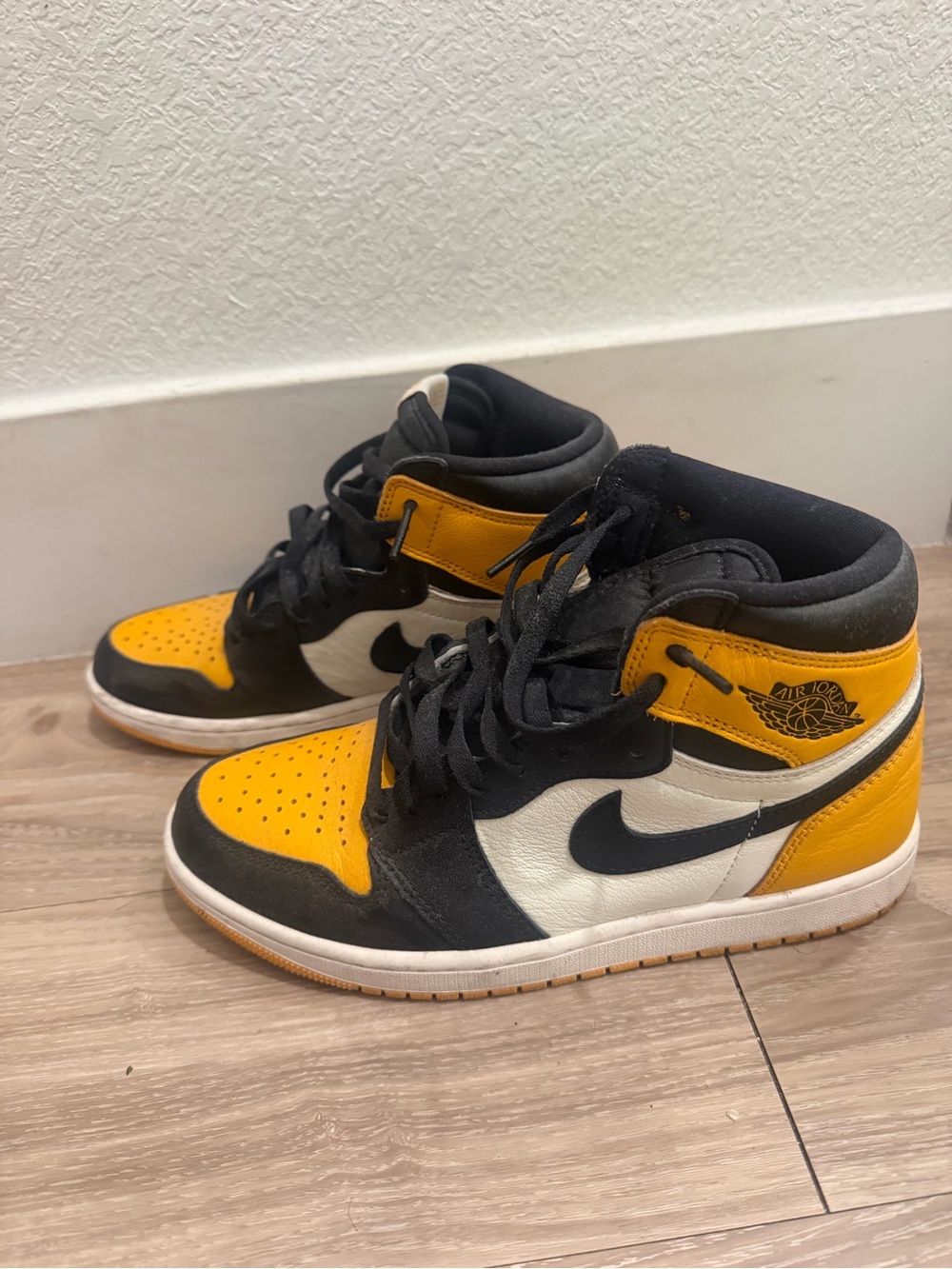Nike Air Jordan 1 Mens High-Top Sneakers in Yellow/Black/White